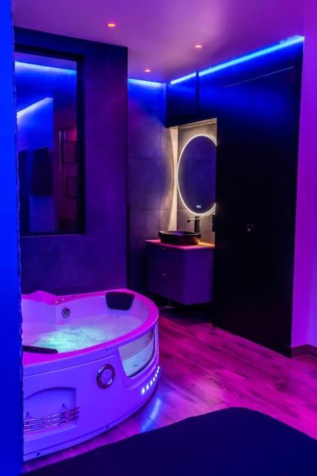 Blue Night - Jacuzzi - Bord De Seine Leilighet Corbeil-Essonnes Eksteriør bilde